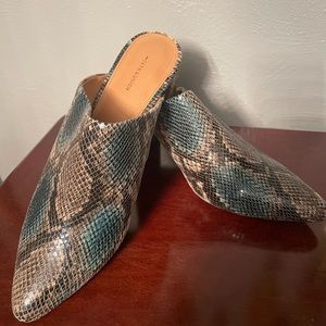 Snake skin-like slides never worn